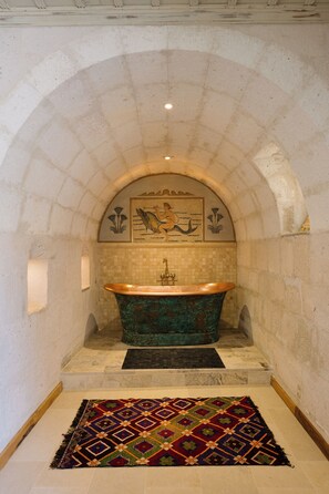 King Suite | Bathroom | Free toiletries, hair dryer, slippers, towels