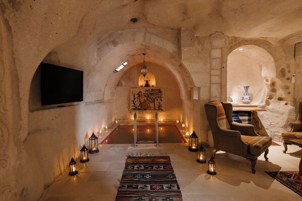 Suite with Private Pool | Premium bedding, minibar, in-room safe, individually decorated