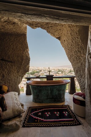 Queen Room with Balcony | Balcony view