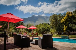 Outdoor pool, pool umbrellas, sun loungers - Aan de Oever Guesthouse (Swellendam)