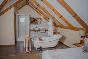 Barn Owl Luxury Loft Room - Stairs  | Deep soaking bathtub - Aan de Oever Guesthouse (Swellendam)