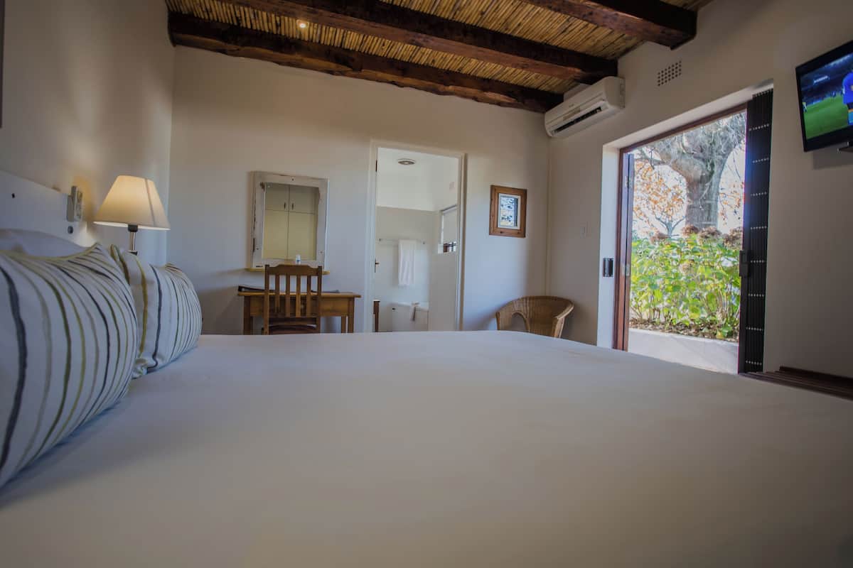 Blue Crane Budget Double - Street View | 1 habitación, ropa de cama de alta calidad y minibar