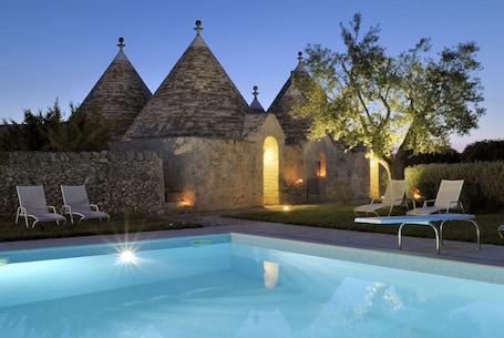 Piscina all'aperto, con ingresso dalle 07:30 alle 20:00, lettini. Abate Masseria & Resort