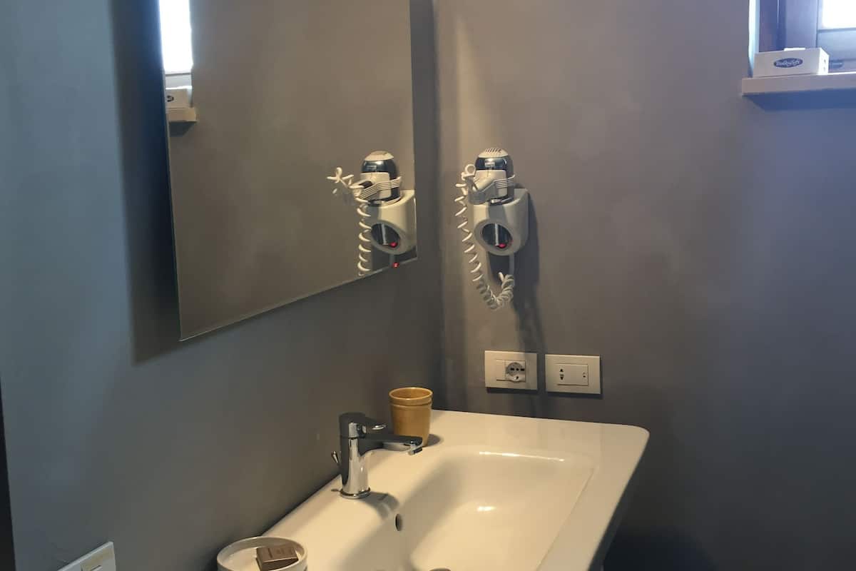camera trullo dell'ulivo | bathroom | shower, free toiletries, hair dryer, slippers