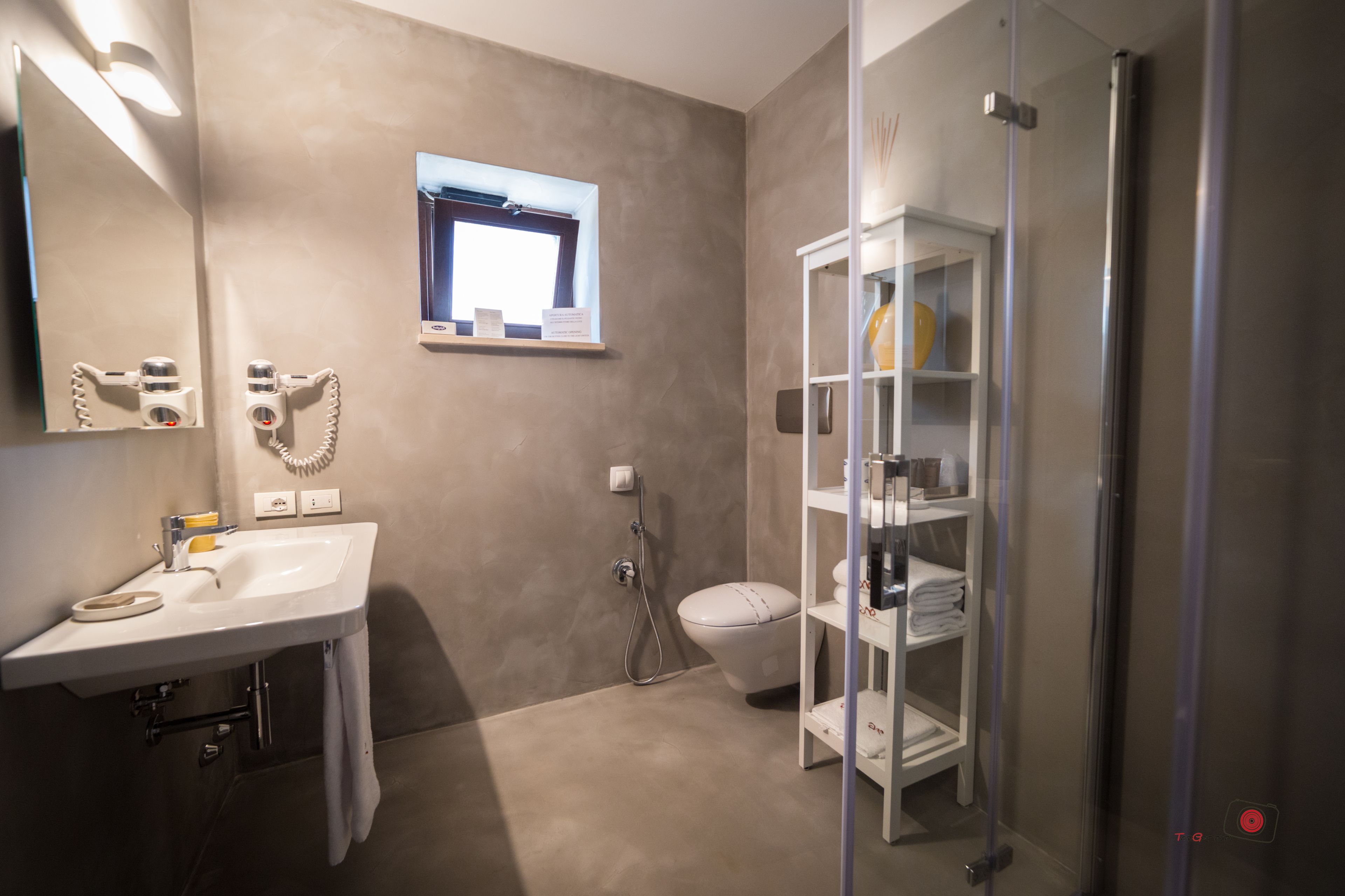 camera trullo dell'ulivo | bathroom | shower, free toiletries, hair dryer, slippers