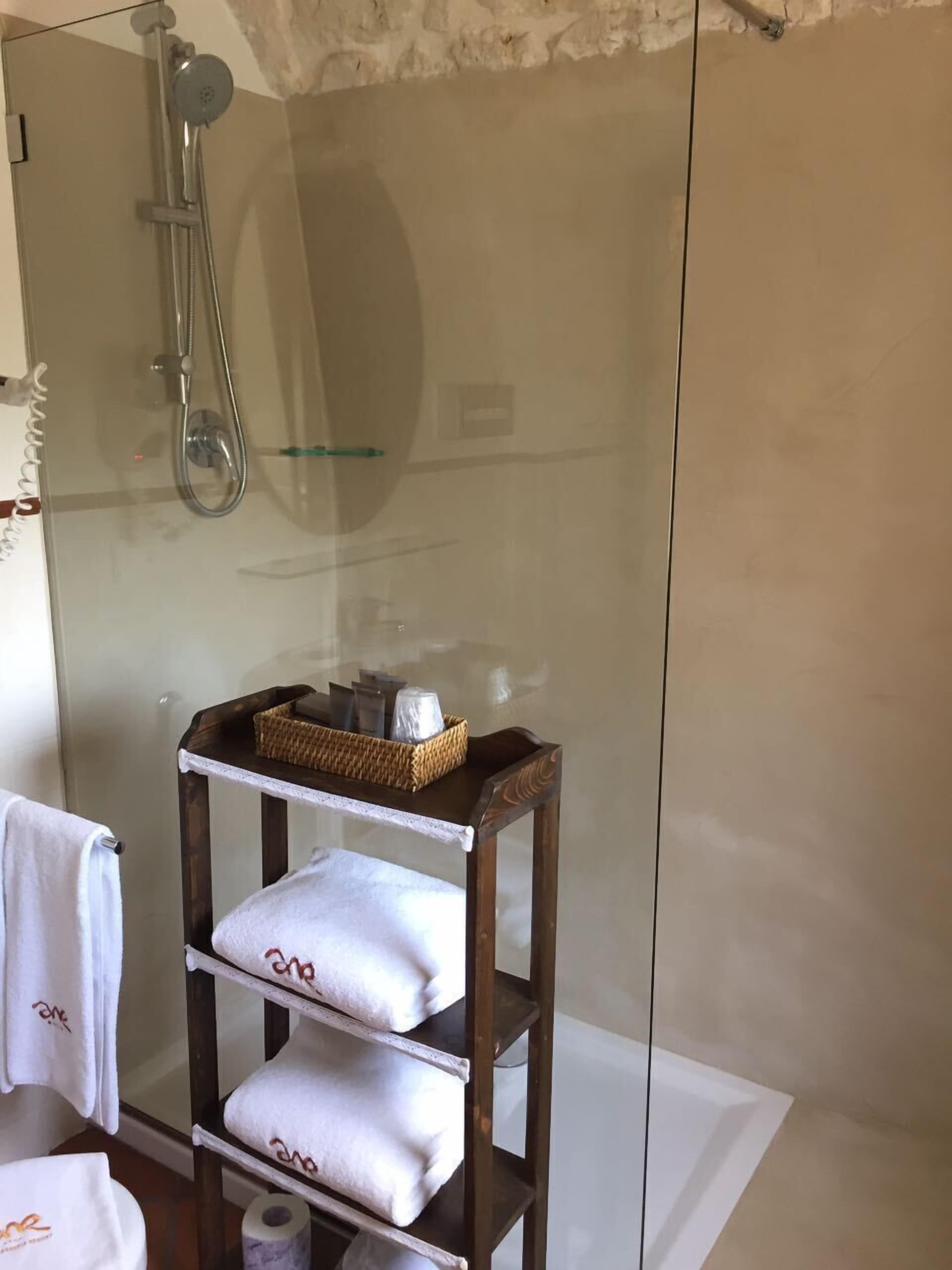 junior suite, 1 double bed (trullo) | bathroom | shower, free toiletries, hair dryer, slippers