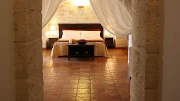 家庭客房 (4 Pax Trullo) | 高級寢具、迷你吧、房內夾萬、書桌
