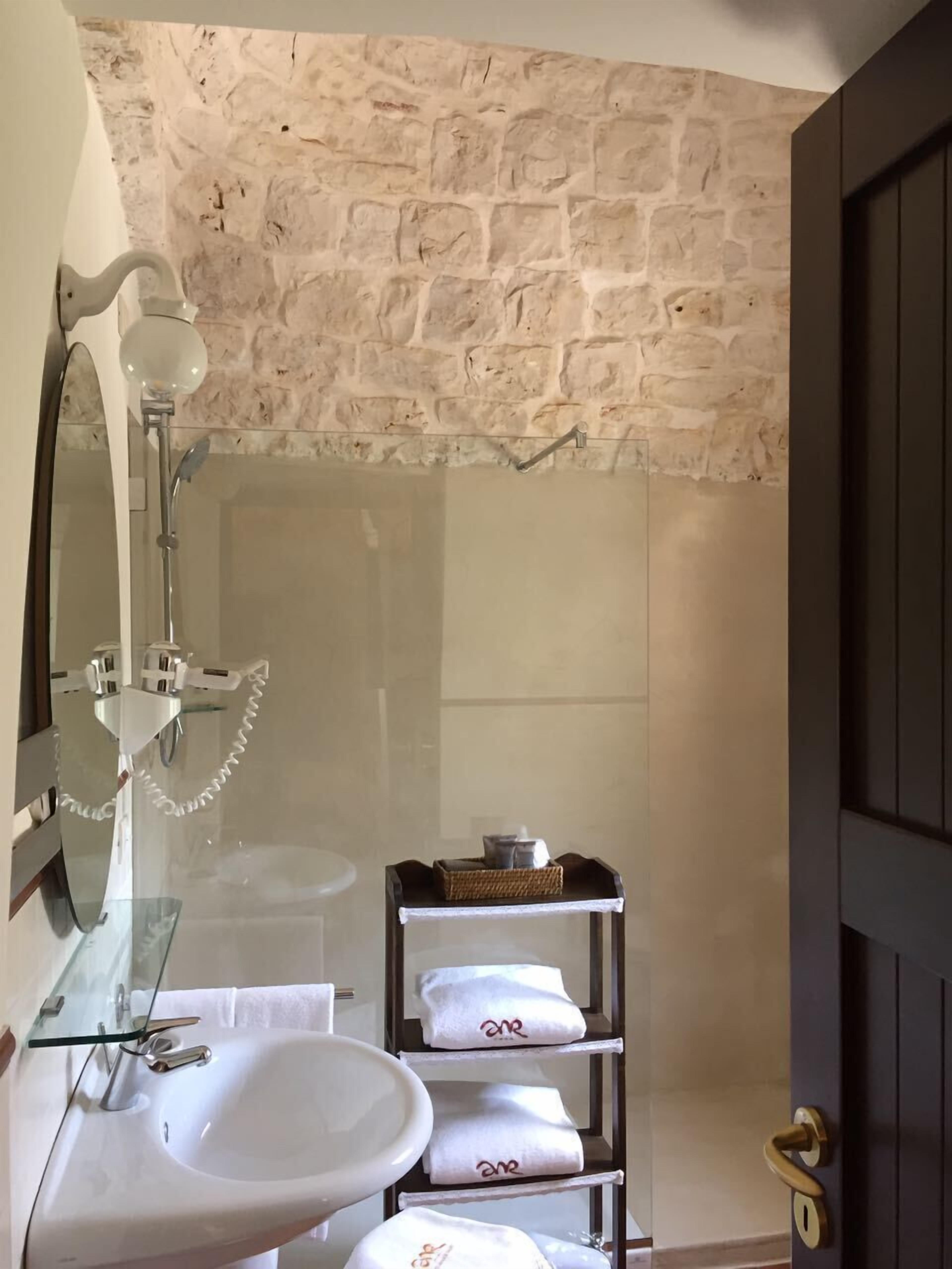 junior suite, 1 double bed (trullo) | bathroom | shower, free toiletries, hair dryer, slippers