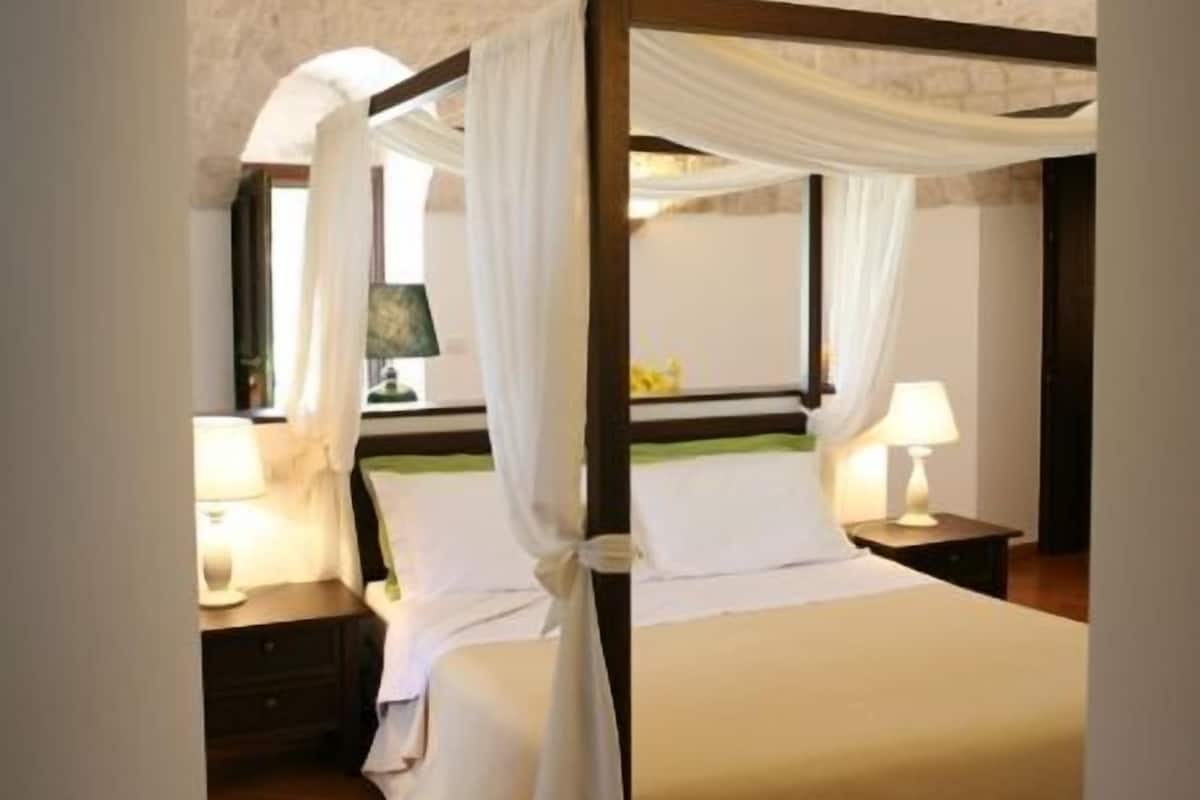 Familiekamer (4 Pax Trullo) | Luxe beddengoed, een minibar, een kluis op de kamer, een bureau