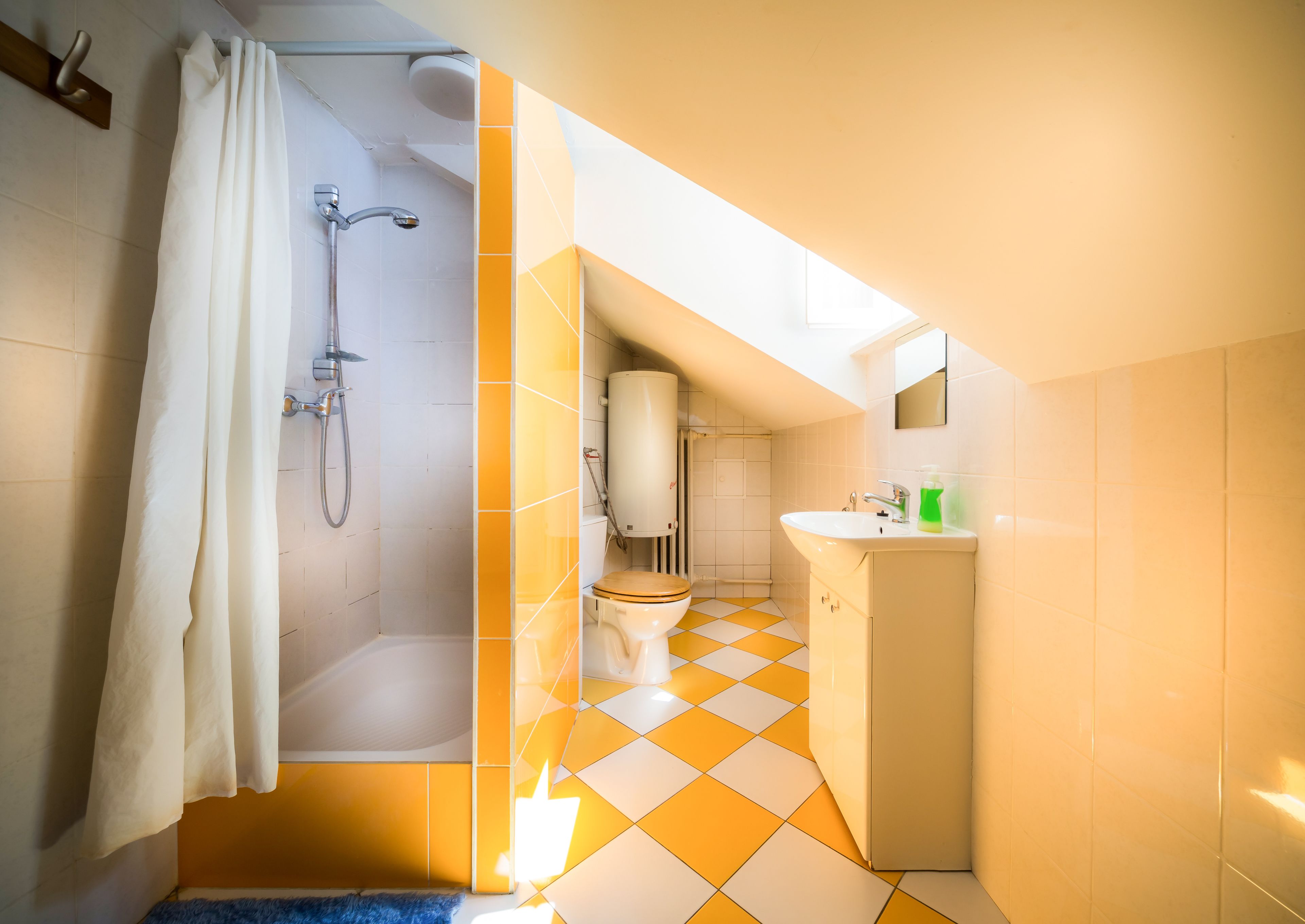 Un baño con ducha, inodoro y lavabo.