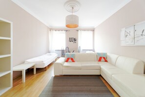 เบสิกอพาร์ทเมนท์, 2 ห้องนอน, วิวเมือง (2) | ห้องพักตกแต่งอย่างมีเอกลักษณ์, เตารีด/โต๊ะรีดผ้า, Wi-Fi ฟรี, ผ้าปูที่นอน