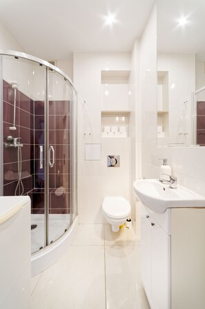 Basic Apartment, 2 Bedrooms, City View (2) | Bathroom