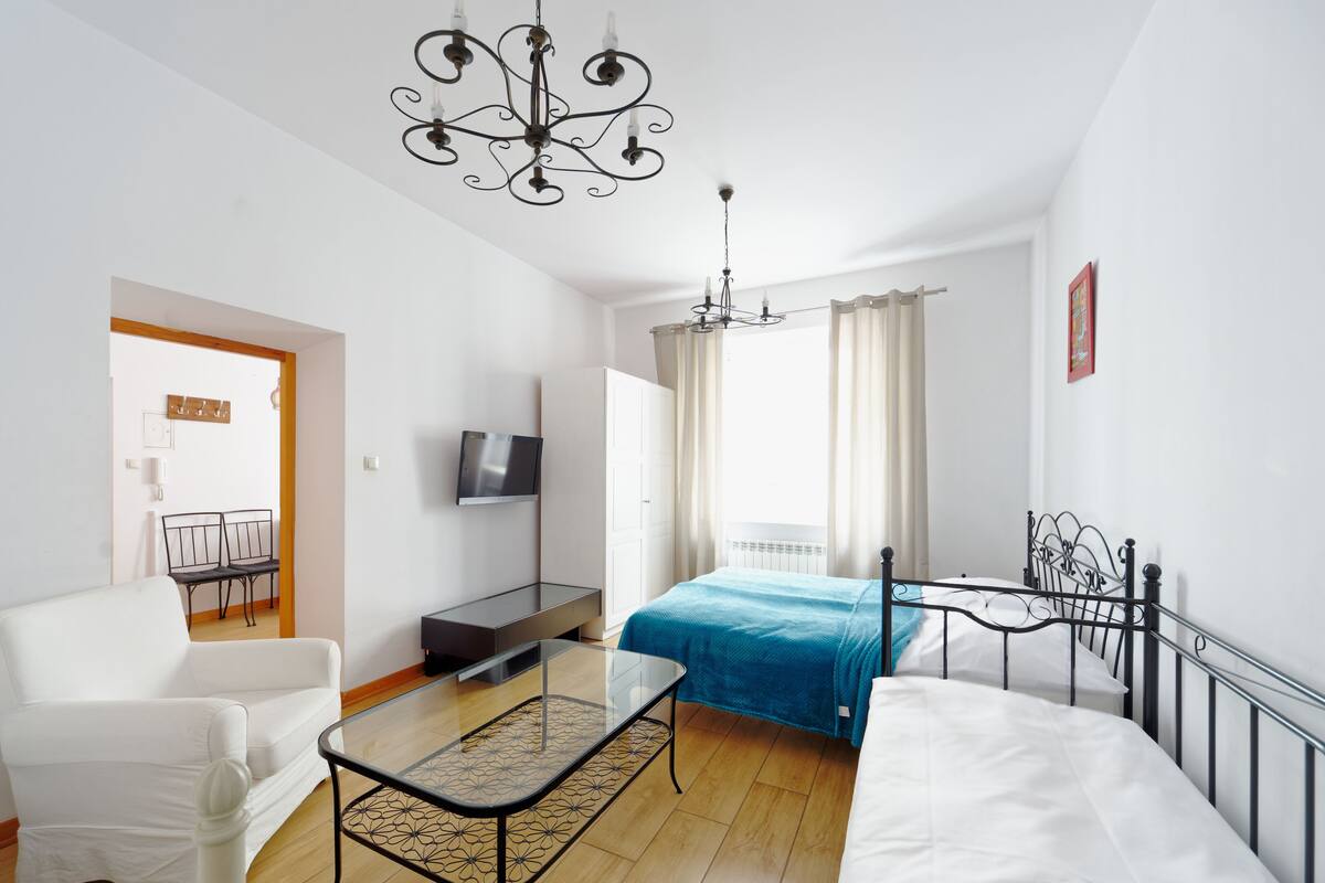 Une chambre à coucher moderne avec un lit, une table de chevet et un téléviseur.