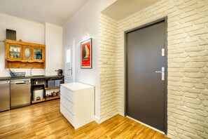 Basic Apartment, 2 Bedrooms, City View (3) | Individually decorated, iron/ironing board, free WiFi, bed sheets - Old Town Kanonia Hostel & Apartments (Warsaw)