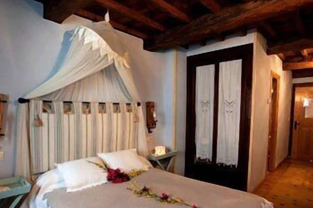 Escritorio, wifi gratis y ropa de cama