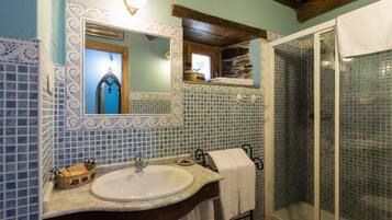 Une salle de bain avec un lavabo, un miroir et une douche.