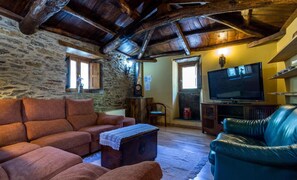 20-inch TV with cable channels, DVD player - O Muíño de Pena Casa Rural (O Pino)