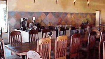 2 restaurants; breakfast, lunch and dinner served