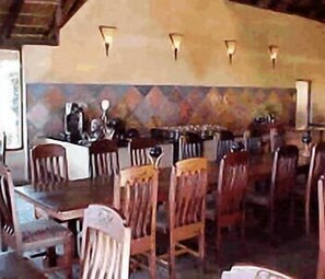 2 restaurants; breakfast, lunch and dinner served  - Inkwenkwezi Private Game Reserve (Great Kei)