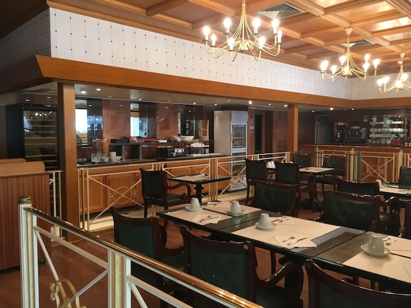 Dagelijks continentaal ontbijt (EUR 14 per persoon)