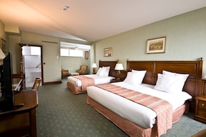 Familiekamer | Luxe beddengoed, een minibar, een bureau, verduisterende gordijnen