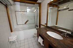 Superior Room | Bathroom