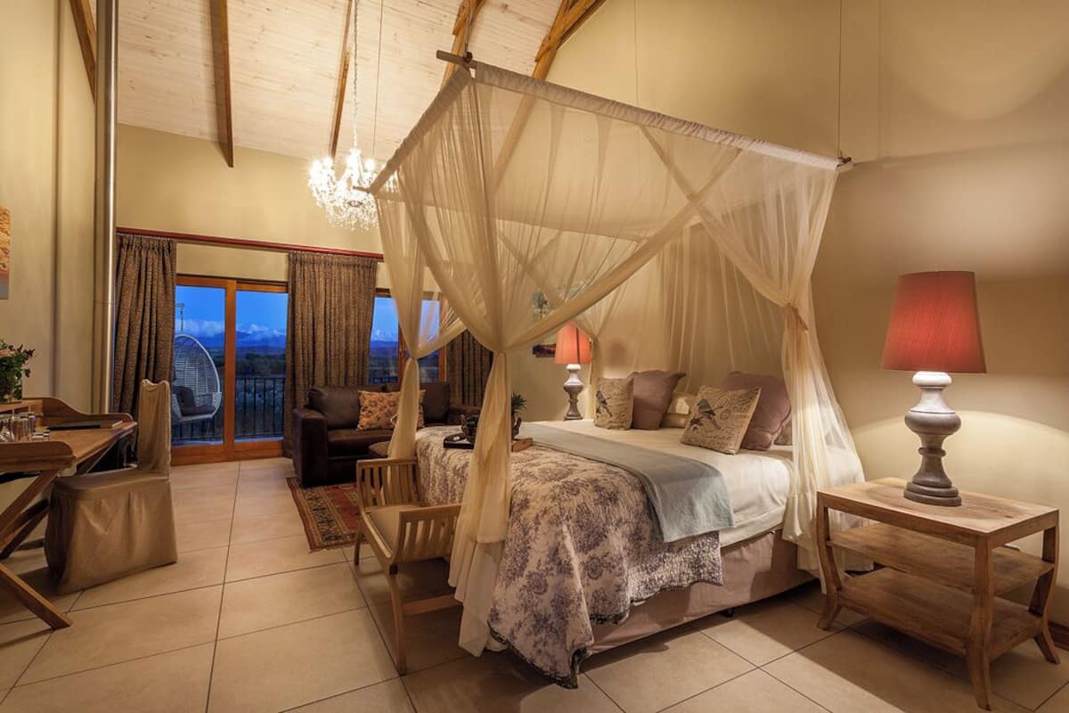Phòng Suite trăng mật (Superior) | Bộ đồ giường cao cấp, nệm Select Comfort, két bảo mật tại phòng 