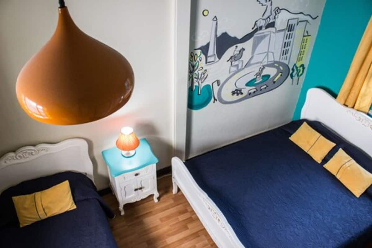 Luxe beddengoed, verduisterende gordijnen, een strijkplank/strijkijzer