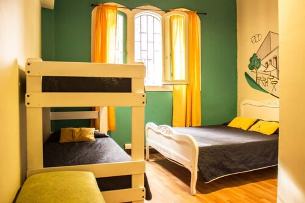 Luxe beddengoed, verduisterende gordijnen, een strijkplank/strijkijzer