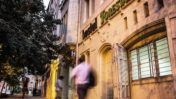 Chambre, dortoir mixte, salle de bains commune | Façade de l’hébergement