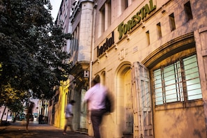 A building with a sign that reads "Hostal Jorresal." - Hostal Forestal - Hostel (Santiago)