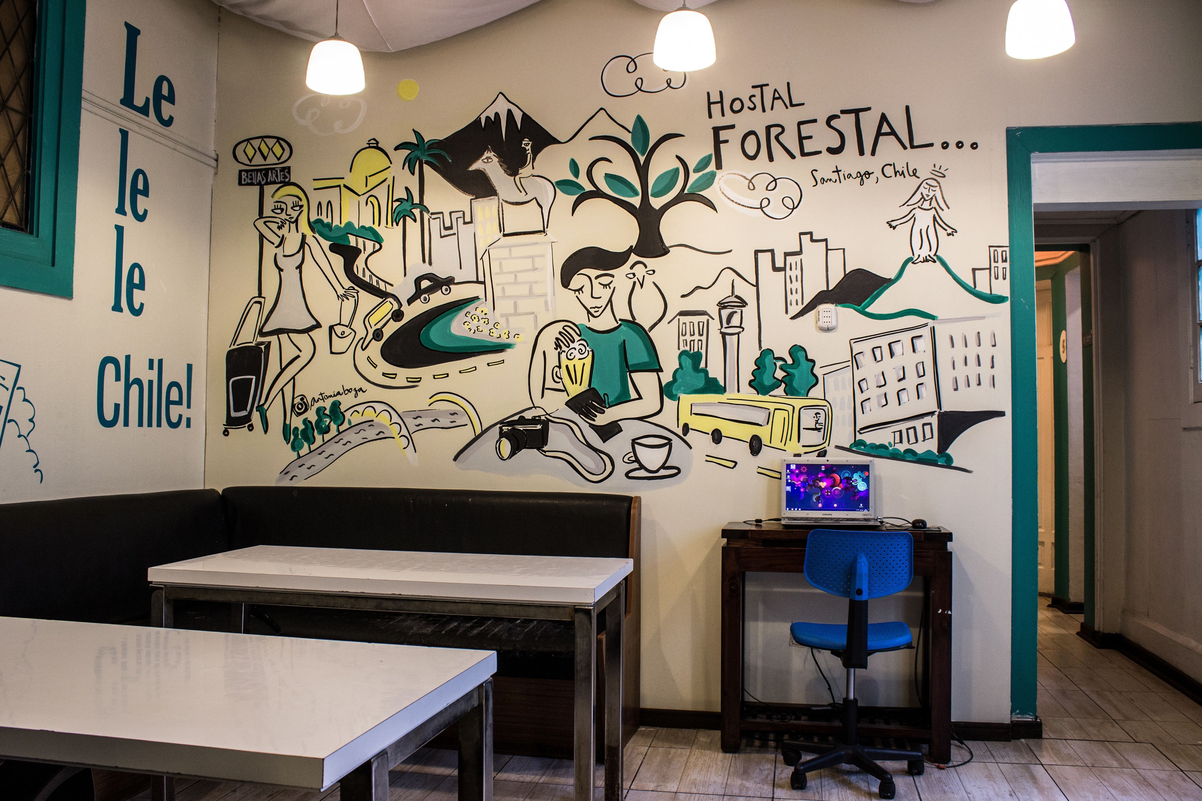 Een restaurant met een muurschildering van een stadsgezicht en een bord waarop staat 