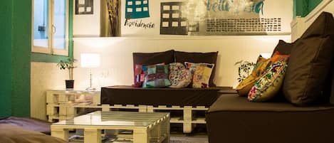 Daily local cuisine breakfast (CLP 4000 per person)