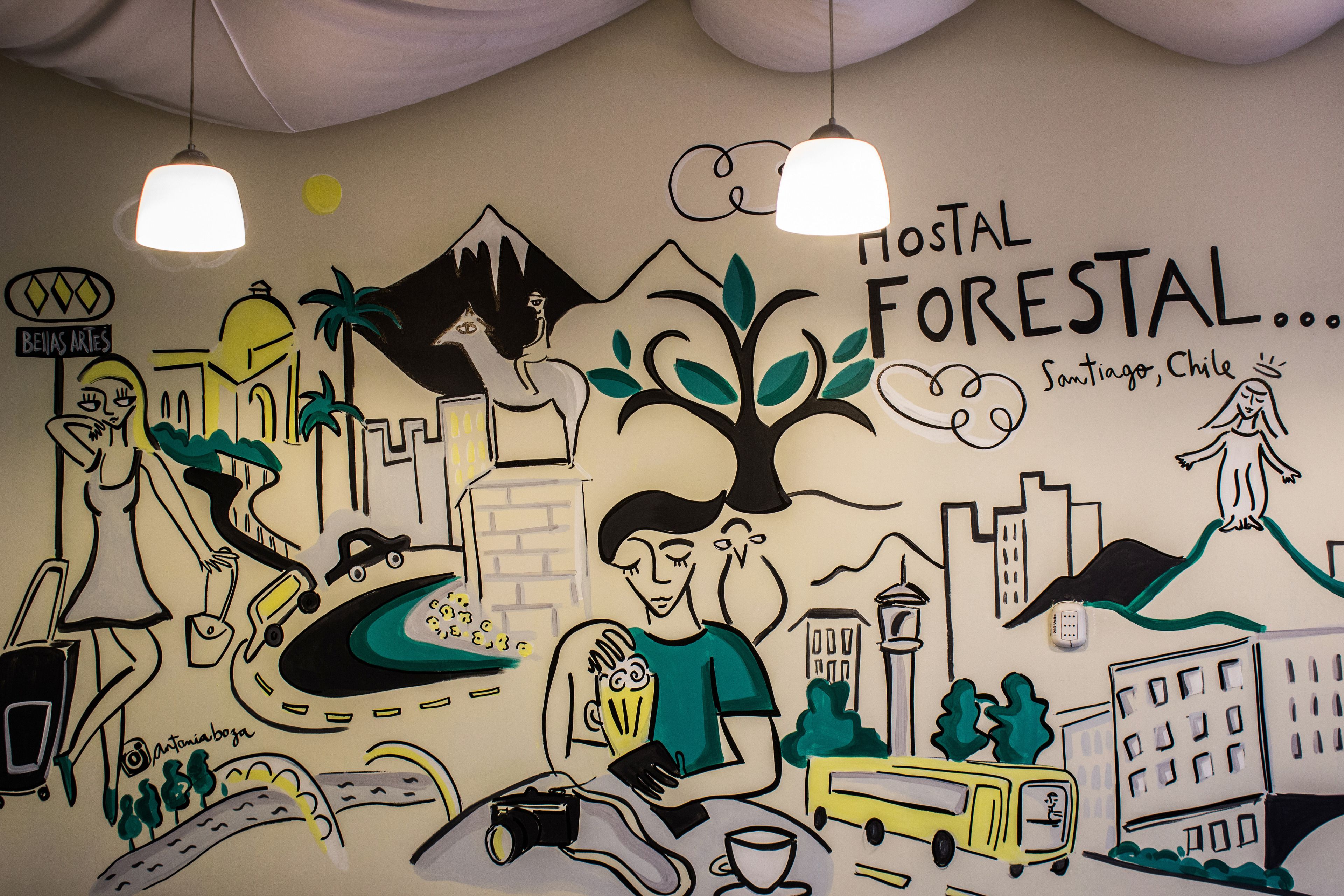 Un mural que muestra un árbol, edificios y un autobús, con el texto: 'Hostal Forestal Santiago, Chile'.
