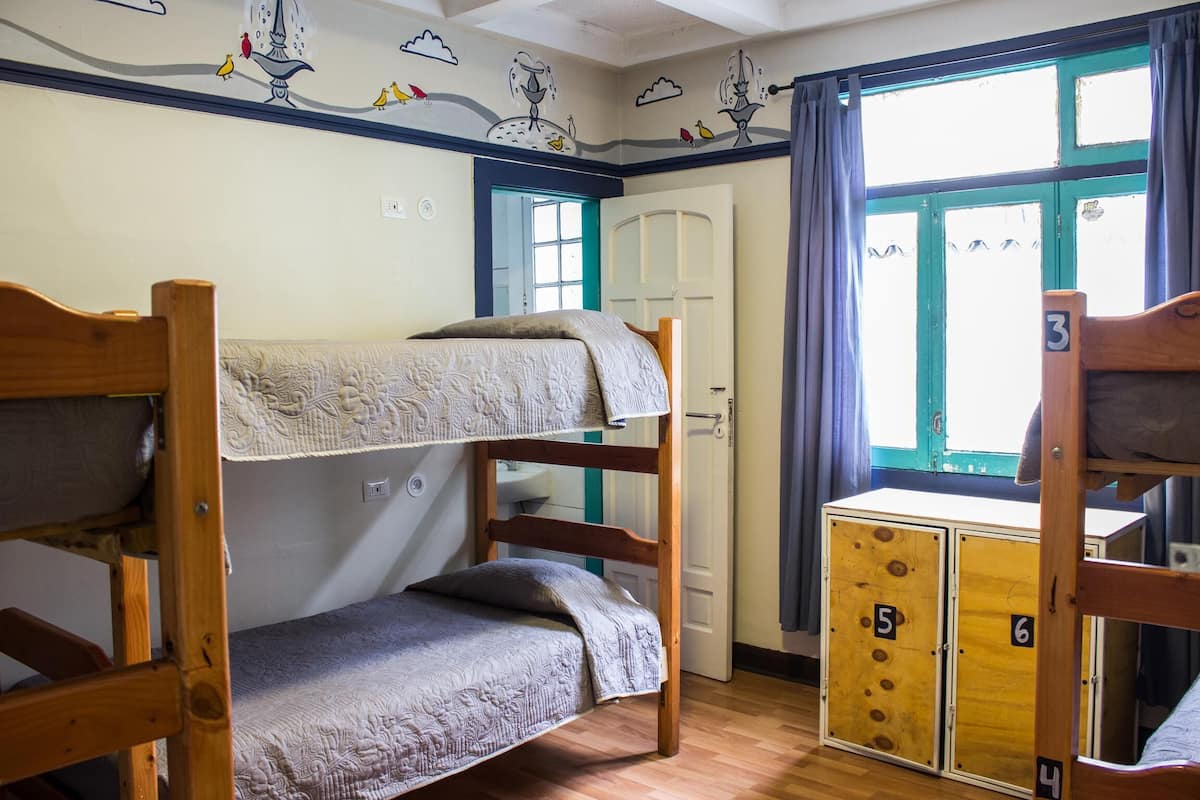 Luxe beddengoed, verduisterende gordijnen, een strijkplank/strijkijzer