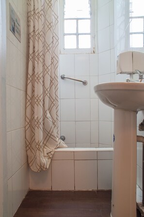 Basic Twin Room, Shared Bathroom | Blackout curtains, iron/ironing board, free WiFi, bed sheets - Hostal Forestal - Hostel (Santiago)
