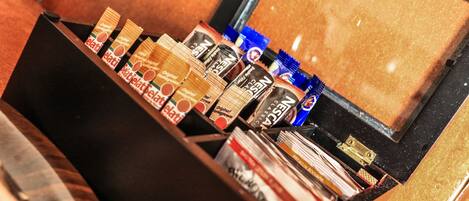 Eine Aufbewahrungsbox mit verschiedenen Schokoladentafeln und anderen verpackten Snacks.