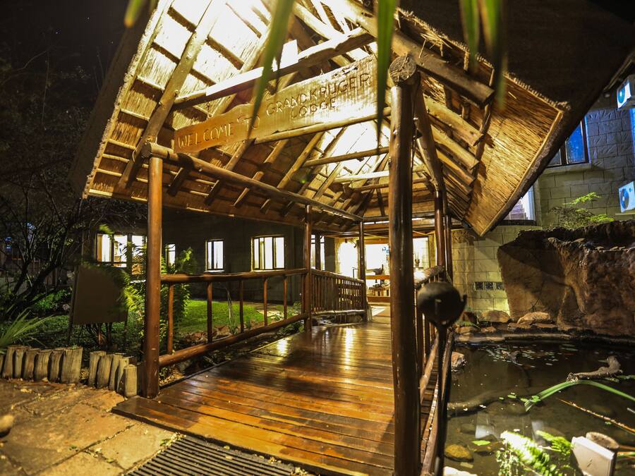 Depan hartanah - siang/malam