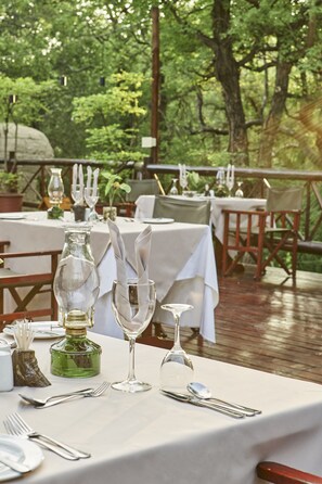Outdoor dining - Grand Kruger Lodge and Spa (Nkomazi)
