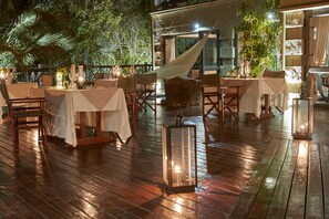 Outdoor dining - Grand Kruger Lodge and Spa (Nkomazi)