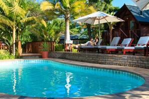 Una piscina al aire libre