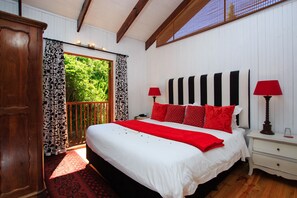 Alpehytte | Minibar, safe på rommet, individuelt dekorert og individuelt innredet