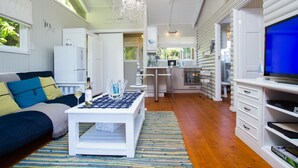 7 Sword Fern Chalet | Living room | DVD player - Knysna Tonquani Lodge & Spa (Knysna)