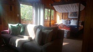 Alpehytte | Minibar, safe på rommet, individuelt dekorert og individuelt innredet