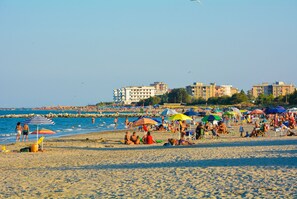 Playa en los alrededores, playa de arena blanca y vóleibol de playa 