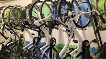 Un rastrelliera per biciclette con diverse biciclette parcheggiate.