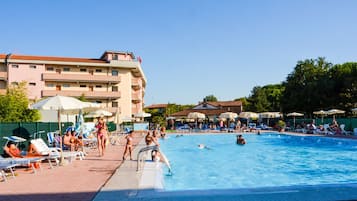 2 piscines extérieures, chaises longues