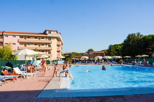 2 piscine all'aperto, lettini