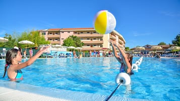 2 outdoor pools, pool loungers