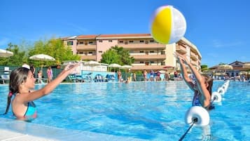 Piscina stagionale all'aperto, ombrelloni da piscina, lettini